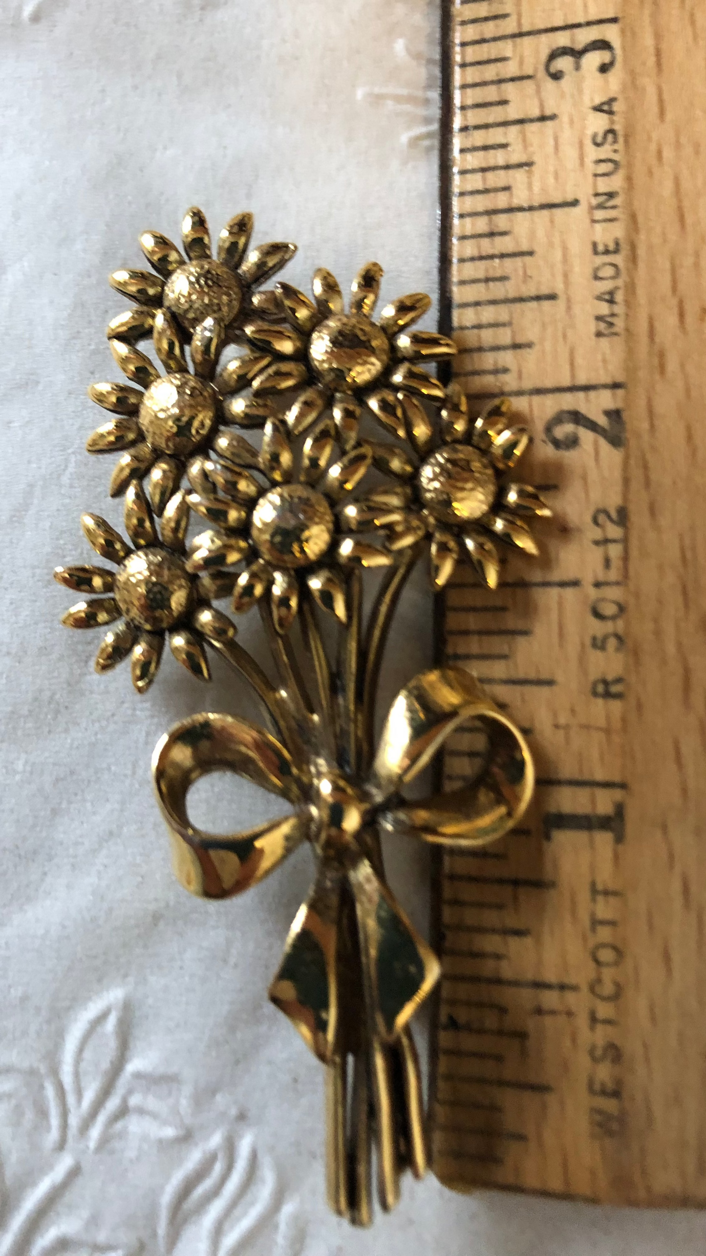 Vintage Gold Tone Daisy Bouquet Brooch costume jewelry with Bow