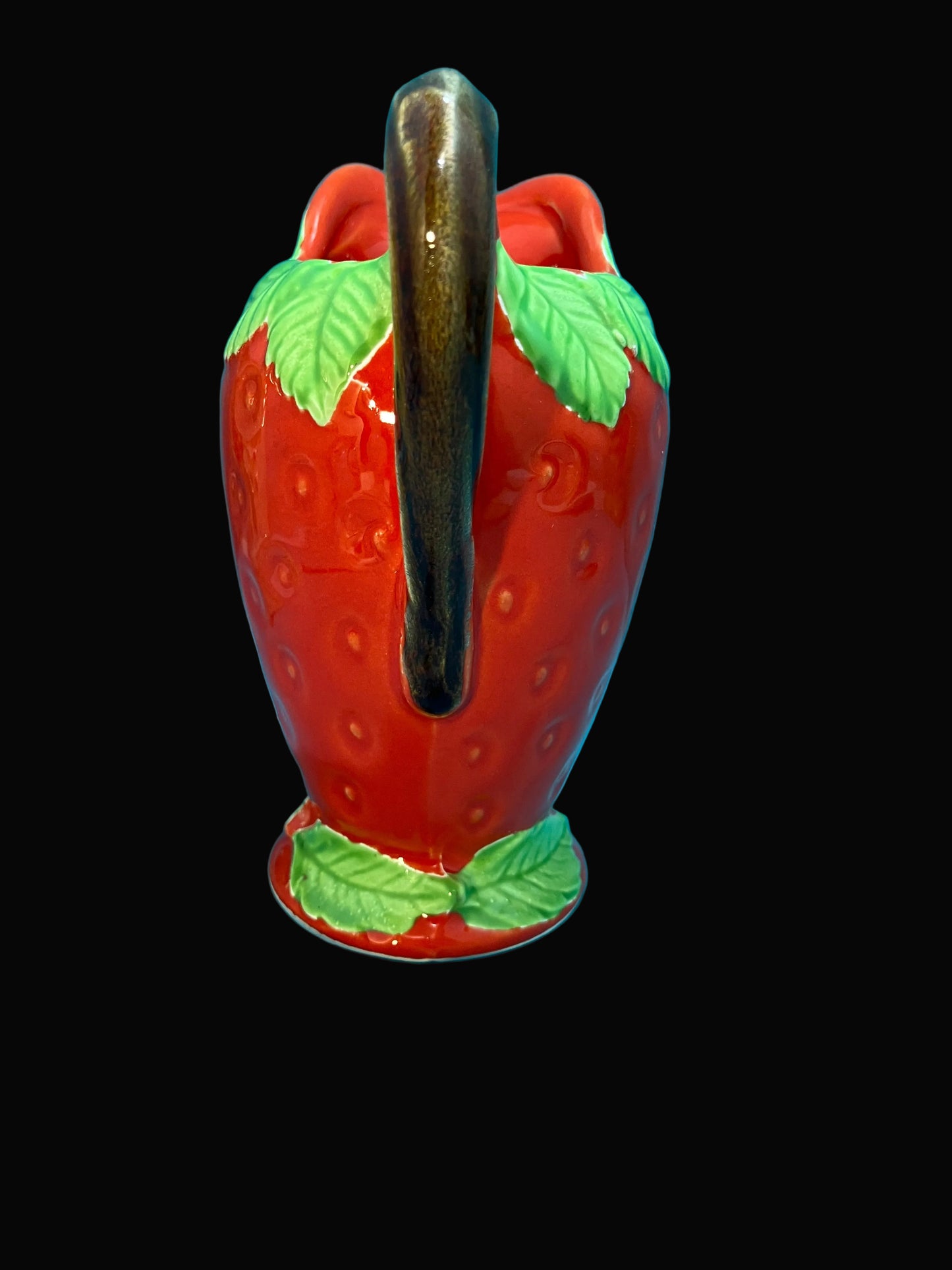 Strawberry-shaped creamer with a handle 