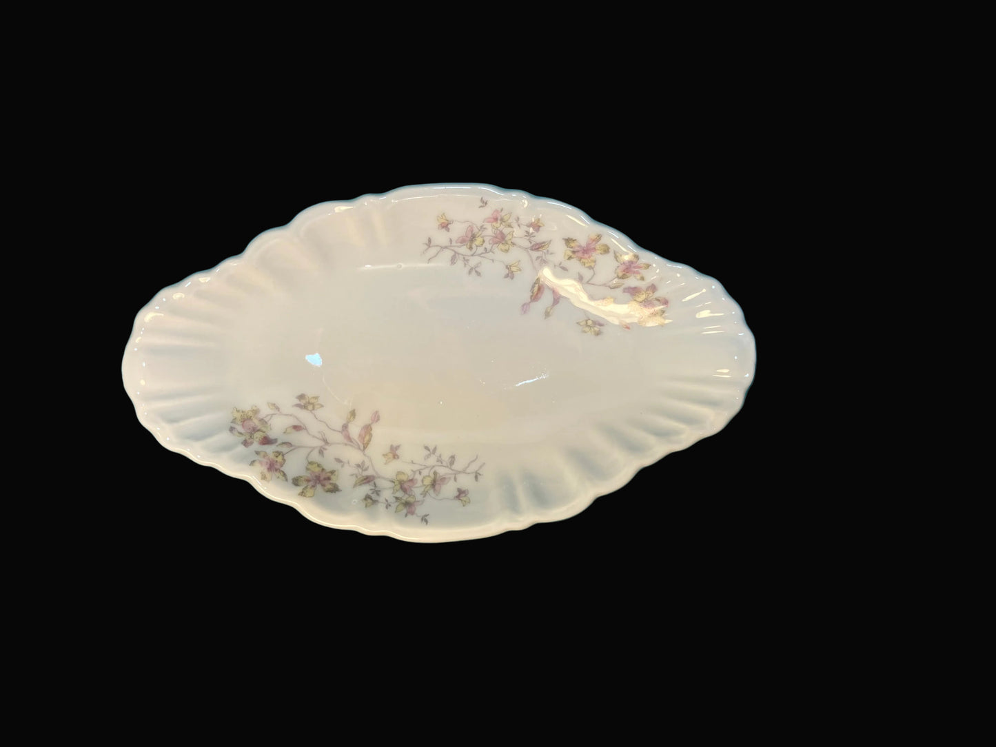 Decorative ceramic plate with floral patterns