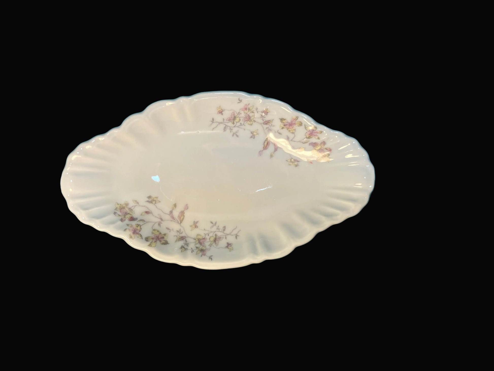 Decorative ceramic plate with floral patterns