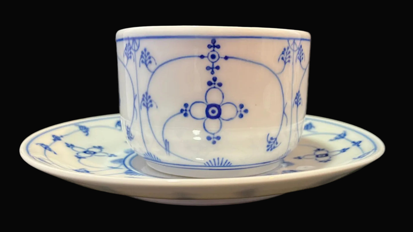 set of four vintage porcelain cup and saucer sets by Moschendorf Bavaria features the timeless Strawflower pattern in classic blue and white.
