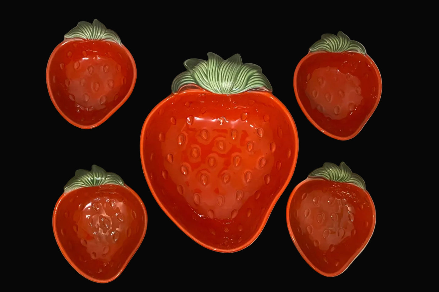 Set of strawberry-shaped ceramic bowls 