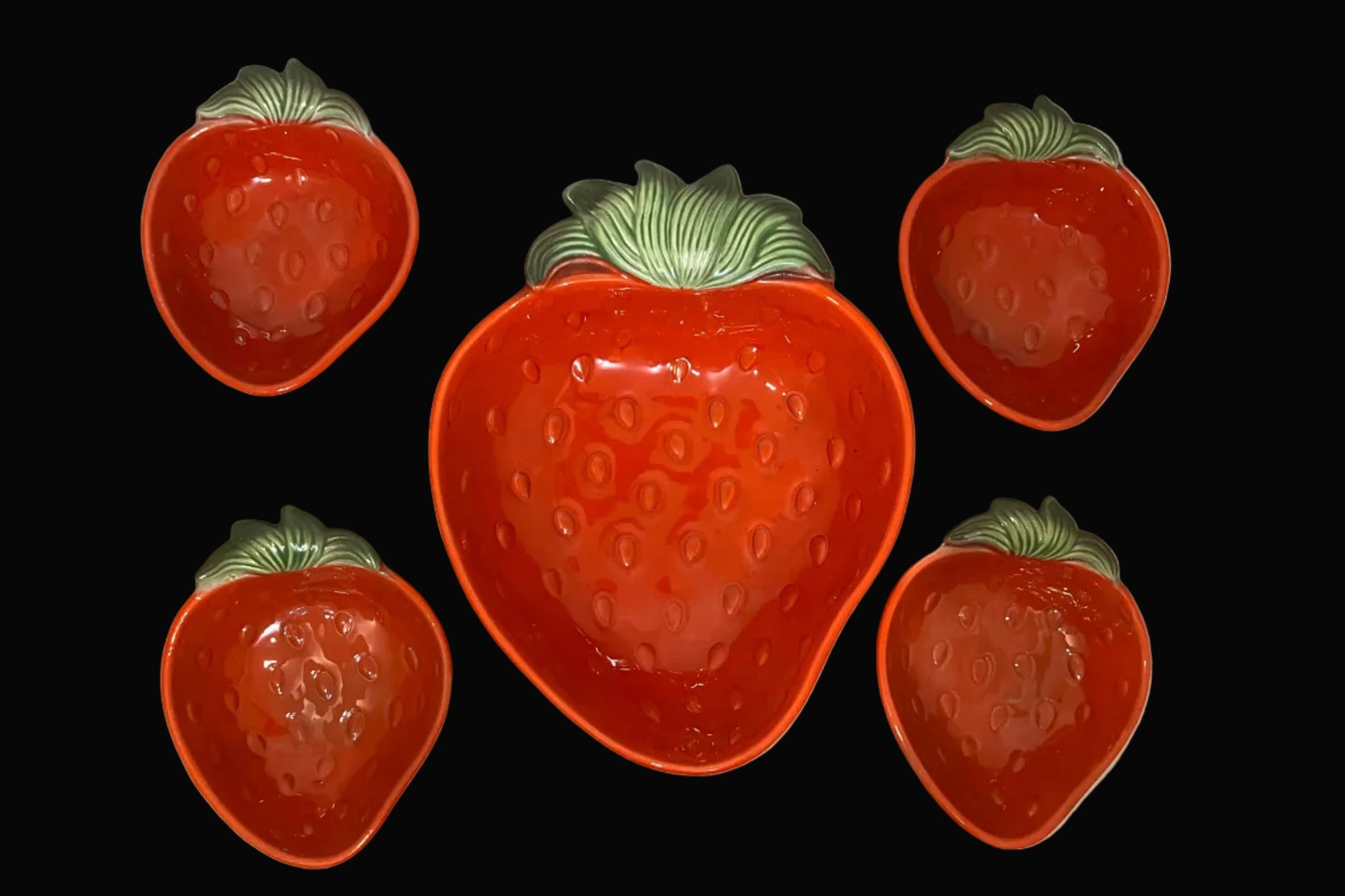 Set of strawberry-shaped ceramic bowls 