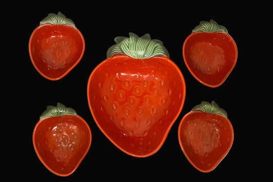 Set of strawberry-shaped ceramic bowls 