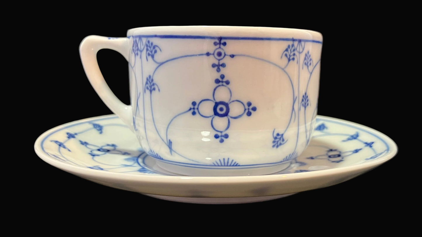 set of four vintage porcelain cup and saucer sets by Moschendorf Bavaria features the timeless Strawflower pattern in classic blue and white.
