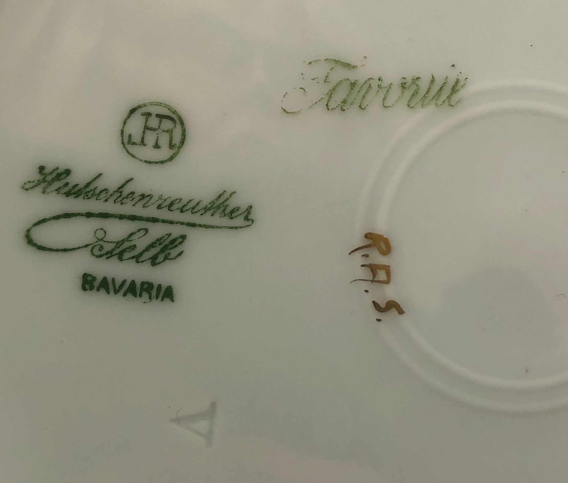 The plate's underside bears the green HR Hutschenreuther Selb Favorite Bavaria maker’s mark, along with the artist initials “RAS” in gold