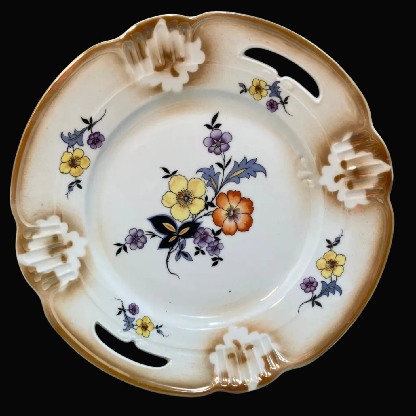 Decorative plate with floral patterns 