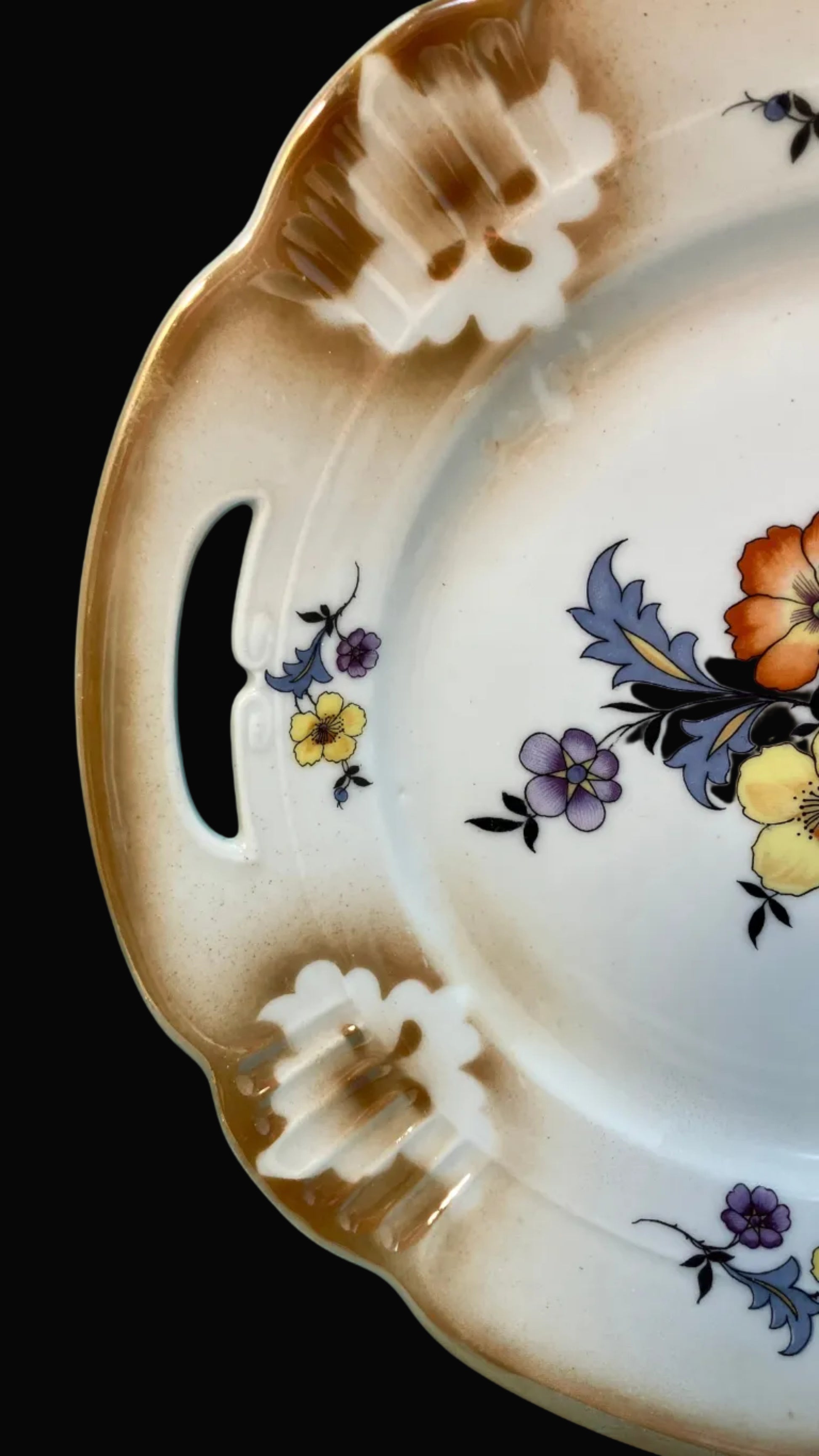 Decorative ceramic plate with floral patterns 